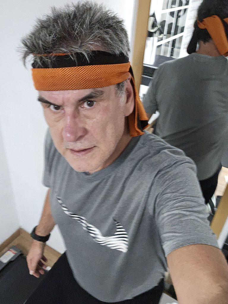 Heute Training beendet mit völlig verschwitzte T-Shirt Heute Training beendet mit völlig verschwitzte T-Shirt